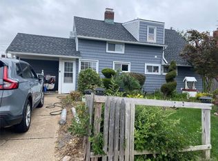 17 Trumpet Ln, Levittown, NY 11756