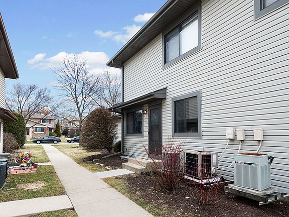 3rd image of 29W559 Winchester Cir #3