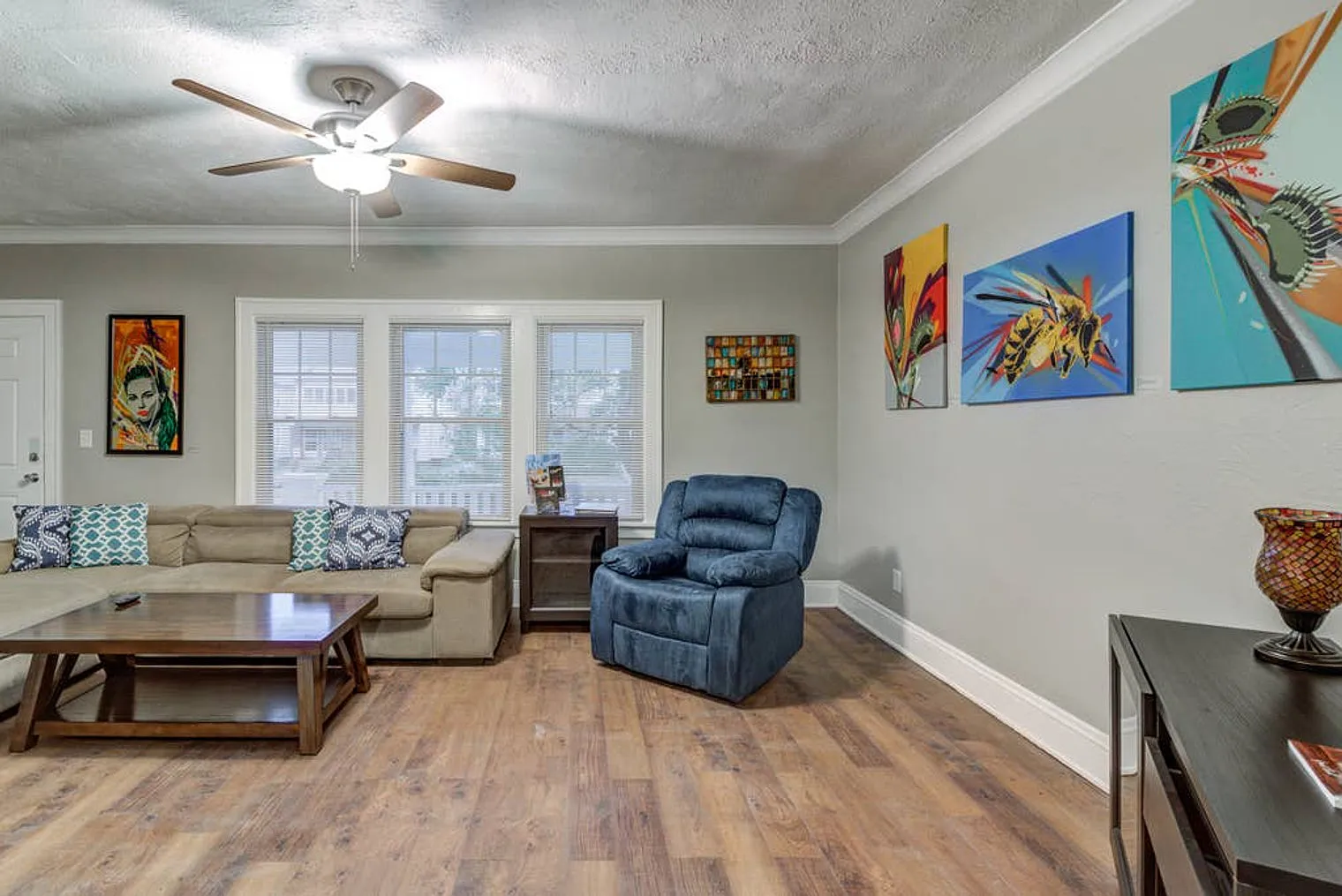 2 bed, 1.0 bath, 990 sqft, $2,056 — Photo 2