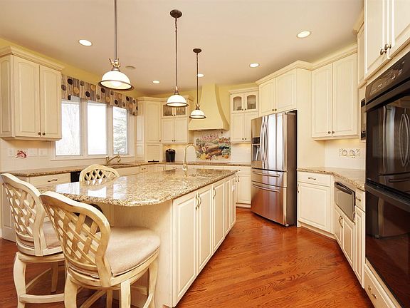 4th image of 7402 Great Waters Ln