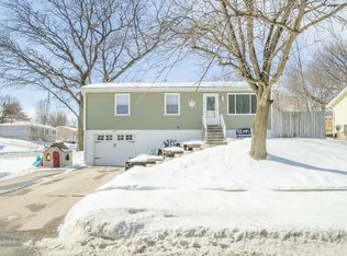 1130 Parkview Dr, Marion, IA 52302