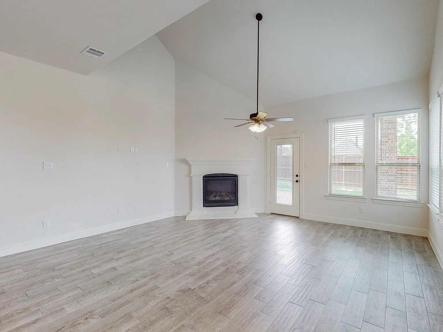 4 bed, 3.5 bath, 2744 sqft, $2,795 — Photo 2