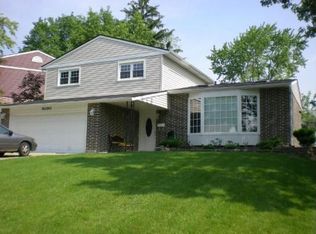 9090 Forest Dr, Hickory Hills, IL