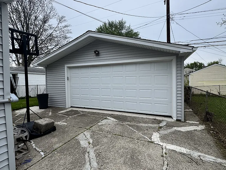 23528 Columbus Ave — Photo 3