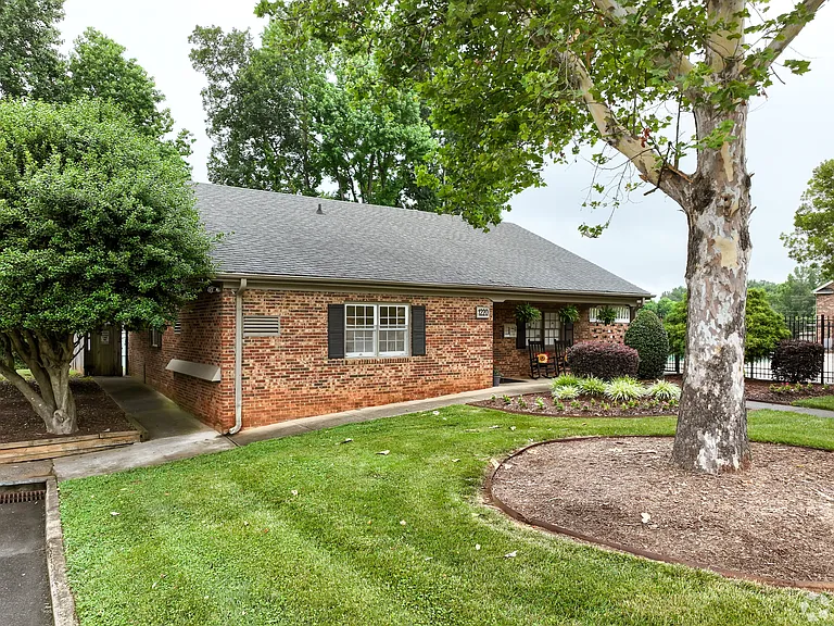 Carriage House — Photo 18