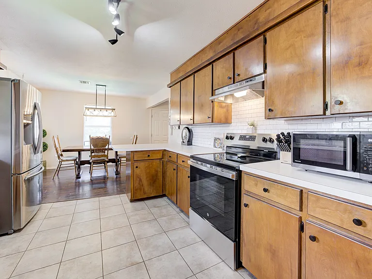 2109 S August St — Photo 21