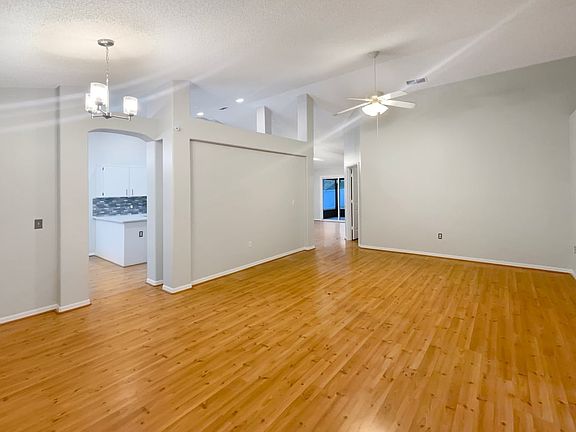 4th image of 310 Silver Pine Dr