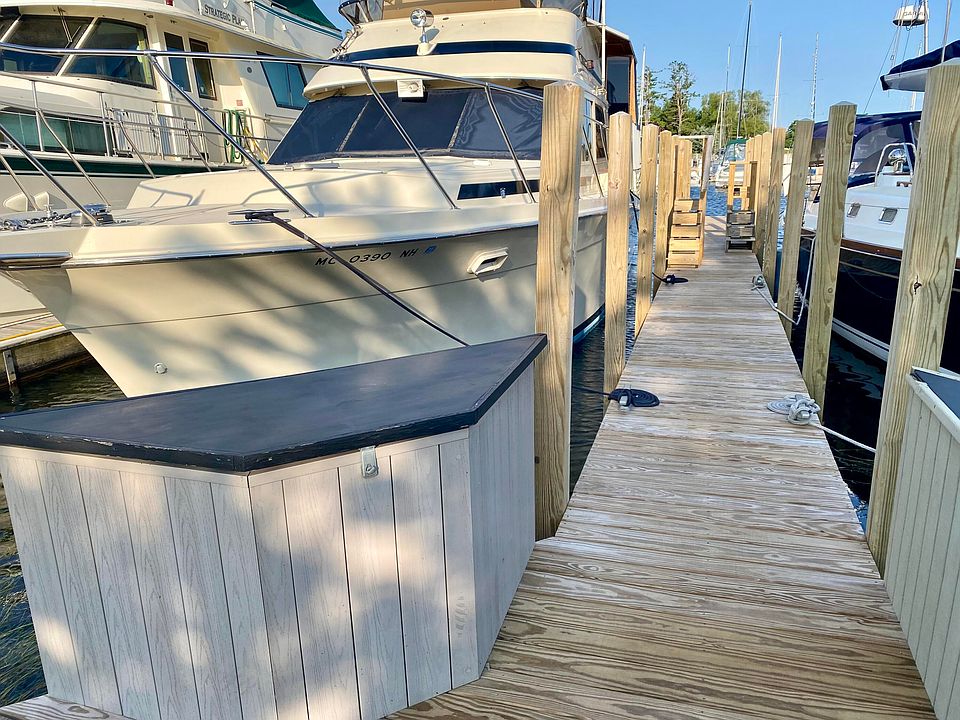 1st image of 902 Boat Club Dr