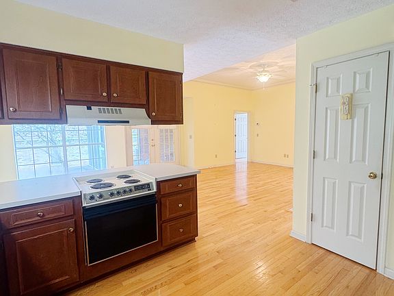 3rd image of 108 Oakridge St