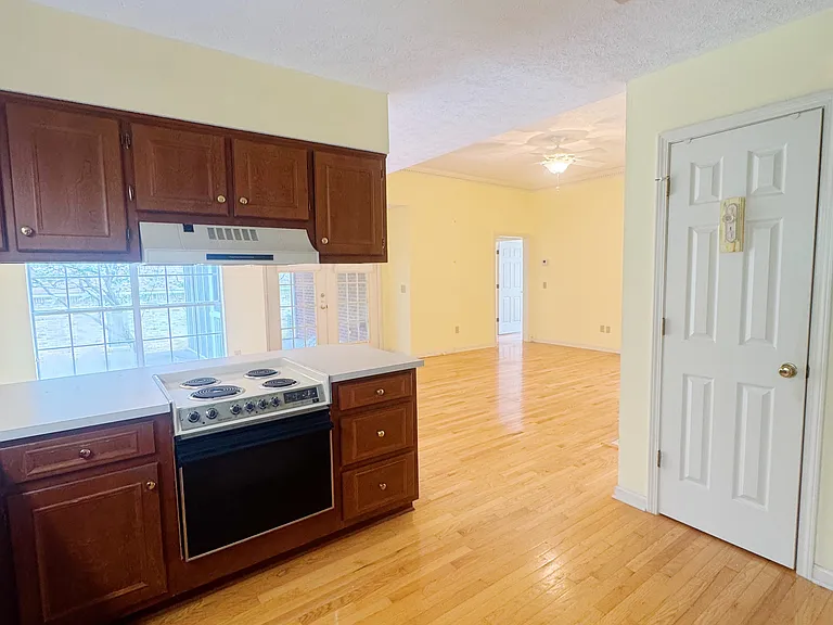 108 Oakridge St — Photo 3