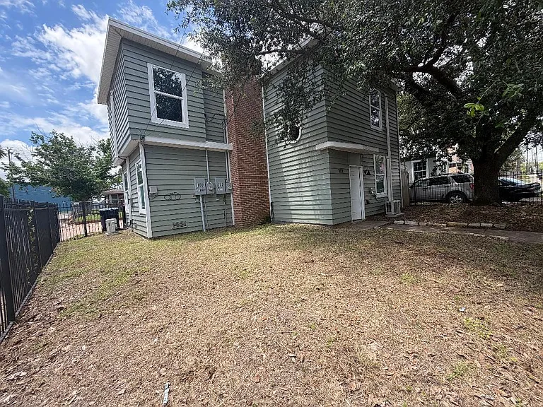 702 E Main St — Photo 1