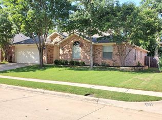 541 Oakbrook Dr, Burleson, TX 76028