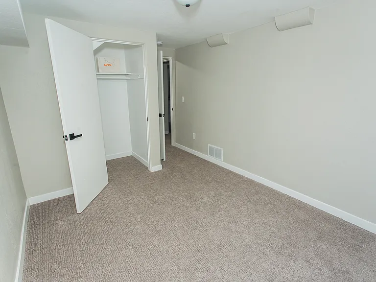 2620 S Holly St — Photo 38