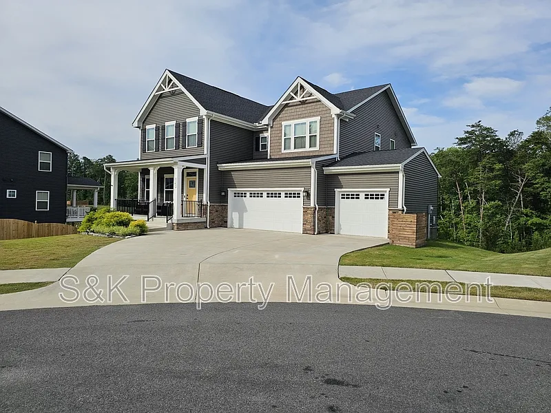6 bed, 5.0 bath, 4413 sqft, $3,900 — Photo 1