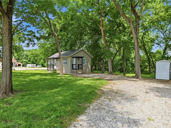 907 E 4th St, Tonganoxie, KS 66086