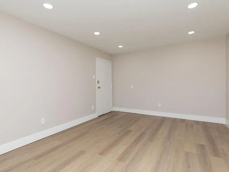 Laura Lane Apartments — Photo 38