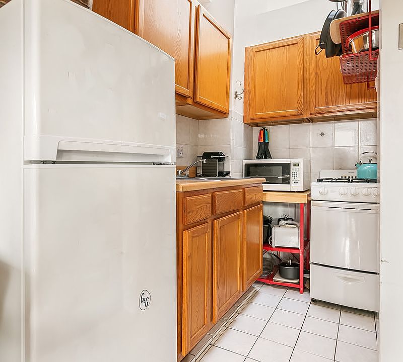2nd image of 13 Cornelia St APT 5A