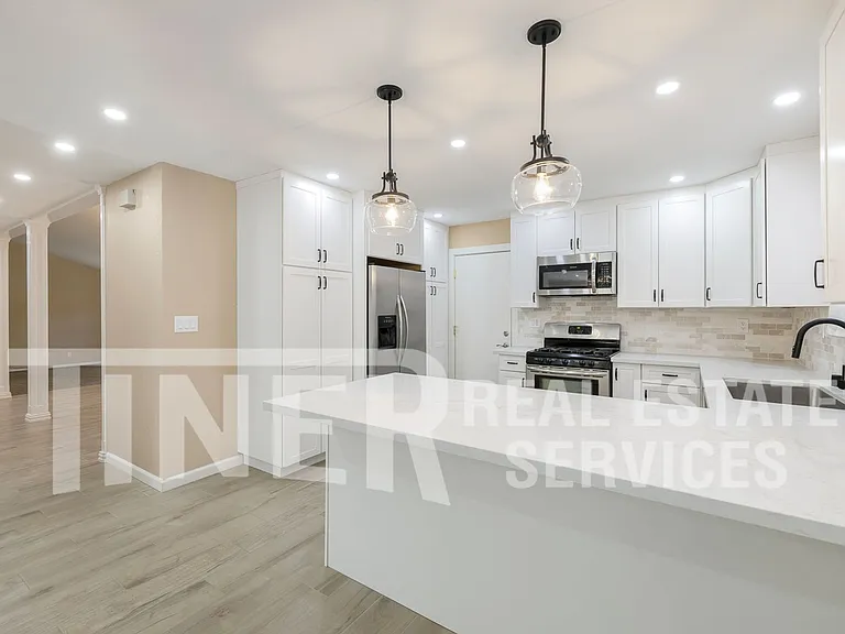 1721 Oakwood Dr — Photo 12