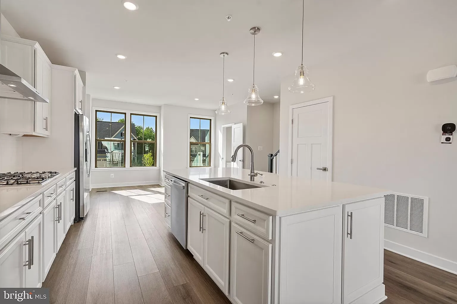 4 bed, 3.5 bath, 2308 sqft, $3,650 — Photo 3