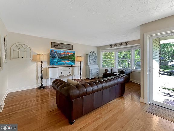 3rd image of 44087 Parkview Cir