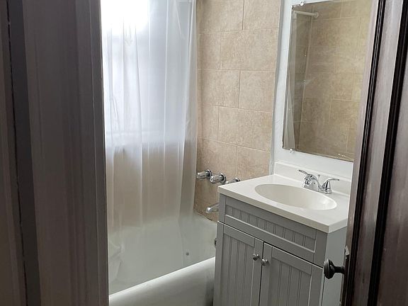 4th image of 3315 N Karlov Ave #2E