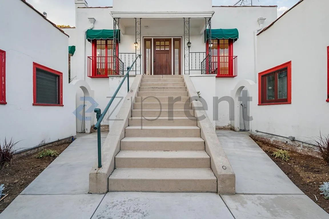 3 bed, 1320 sqft, $5,950 — Photo 3