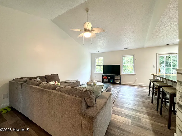 502 Worth Dr — Photo 6