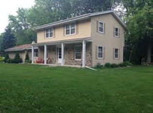 9069 Oakridge Ln, Cedarburg, WI 53012