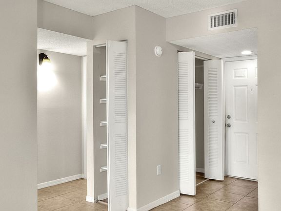 5th image of 2200 Clover Ridge Ct #2B-1BA-839SQFT