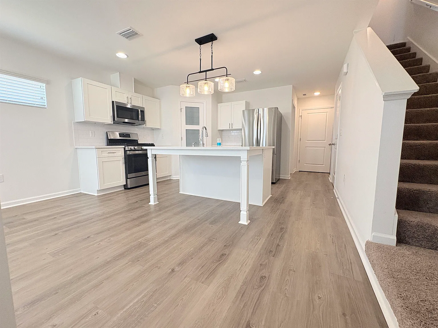 3 bed, 2.5 bath, 1236 sqft, $2,250 — Photo 2