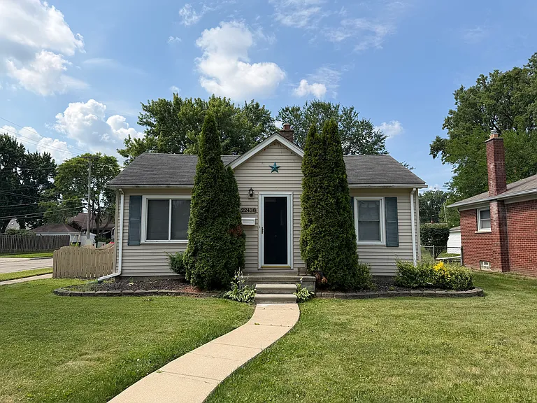 22438 Clairwood St — Photo 1