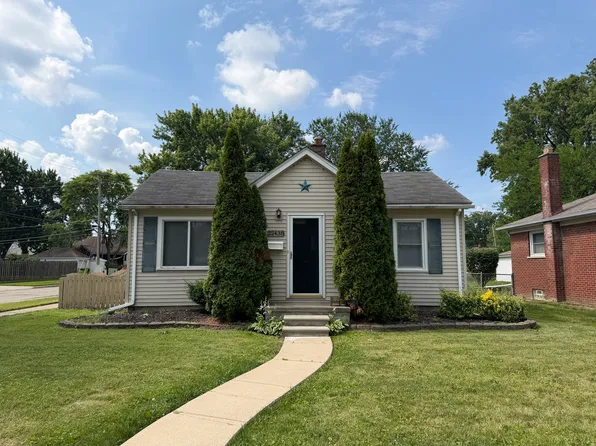 22438 Clairwood St, Saint Clair Shores, MI 48080
