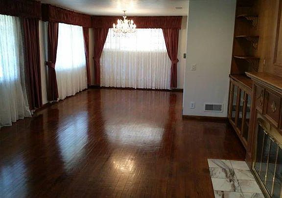 3rd image of 15728 Gault St