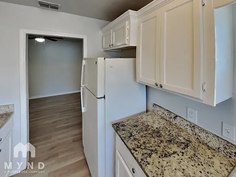 1721 Whiting Dr — Photo 7