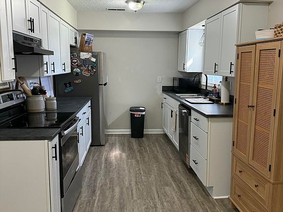 4th image of 95 Eminence Pike