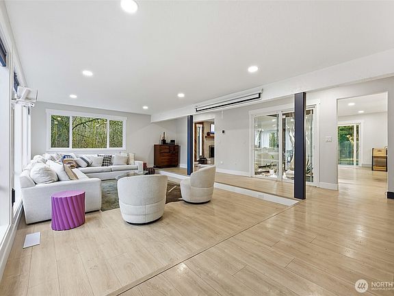 4th image of 3102 NE Royal Oaks Drive