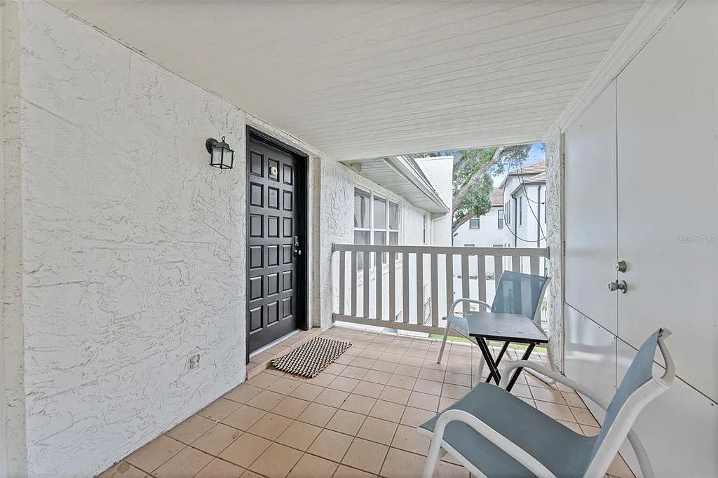 3 bed, 2.0 bath, 1332 sqft, $3,000 — Photo 2