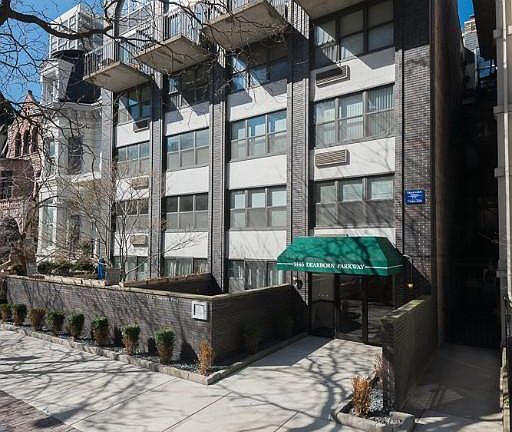 2nd image of 1446 N Dearborn St APT 1B