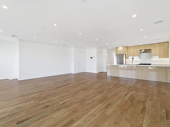 3rd image of 550 E Harrison St #2