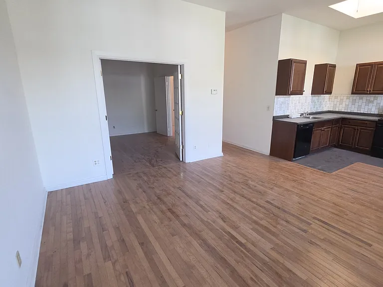 129 11th St #2R — Photo 10