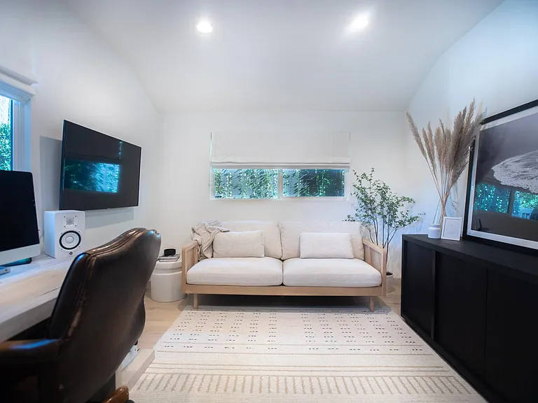 14822 Morrison St — Photo 24