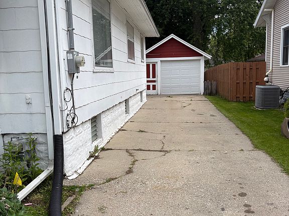 2nd image of 819 N Elm Ave