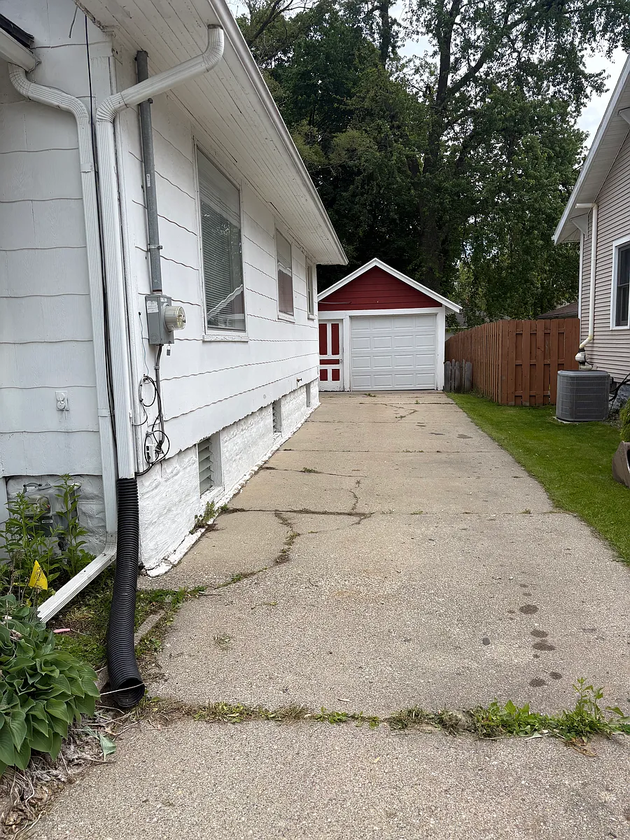 Building Photo - 819 N Elm Ave