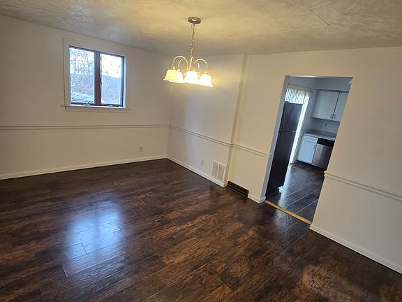 3rd image of 923 Vankirk St
