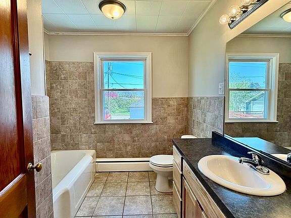 3rd image of 824 2nd Ave NW APT 2