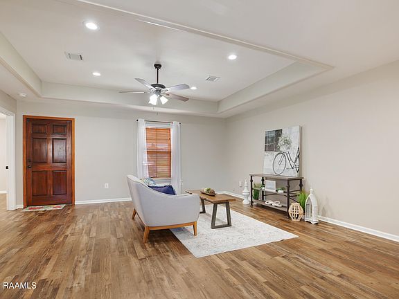 5th image of 609 Ernest St