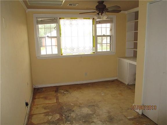 eatinga area with build-ins