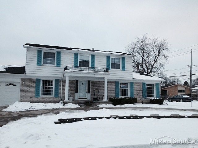 1st image of 585 Wellington Crescent Blvd
