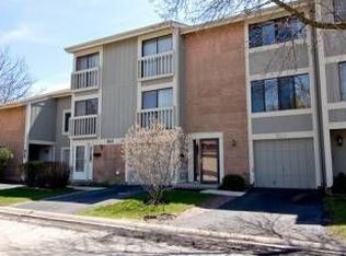 811 Shawnee Trl, Roselle, IL 60172