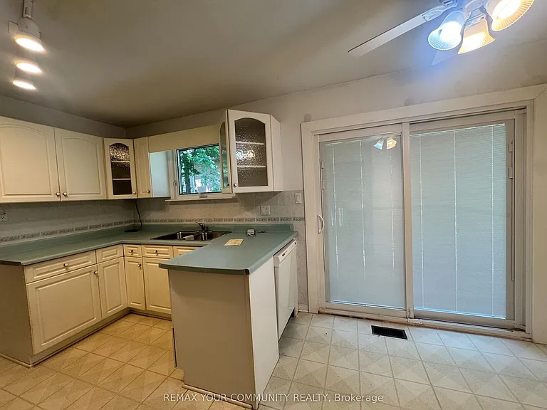 2063 Waters Edge Dr — Photo 9